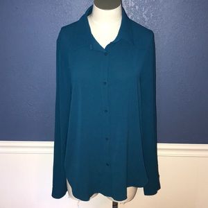 Dress shirt with tails accent